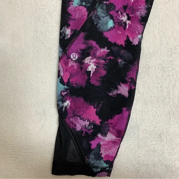 Lululemon purple floral leggings size 10 with mesh detail and zipper pockets - Picture 4 of 9
